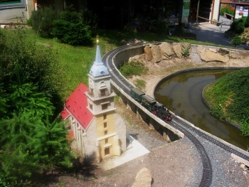 Kleine Sächsische Schweiz, Zug und Kirche.jpg